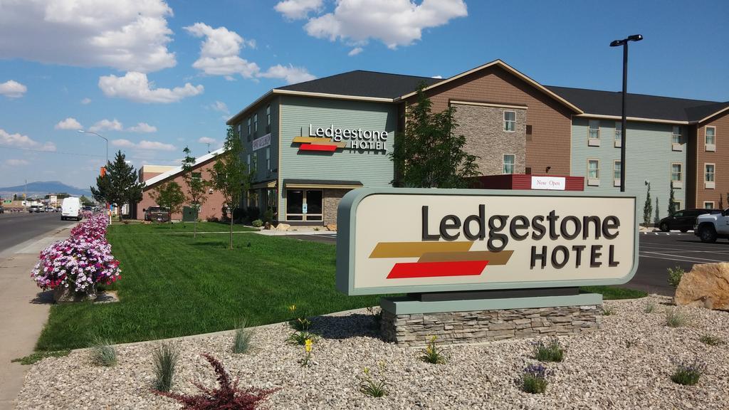 Ledgestone Hotel Вернал Экстерьер фото