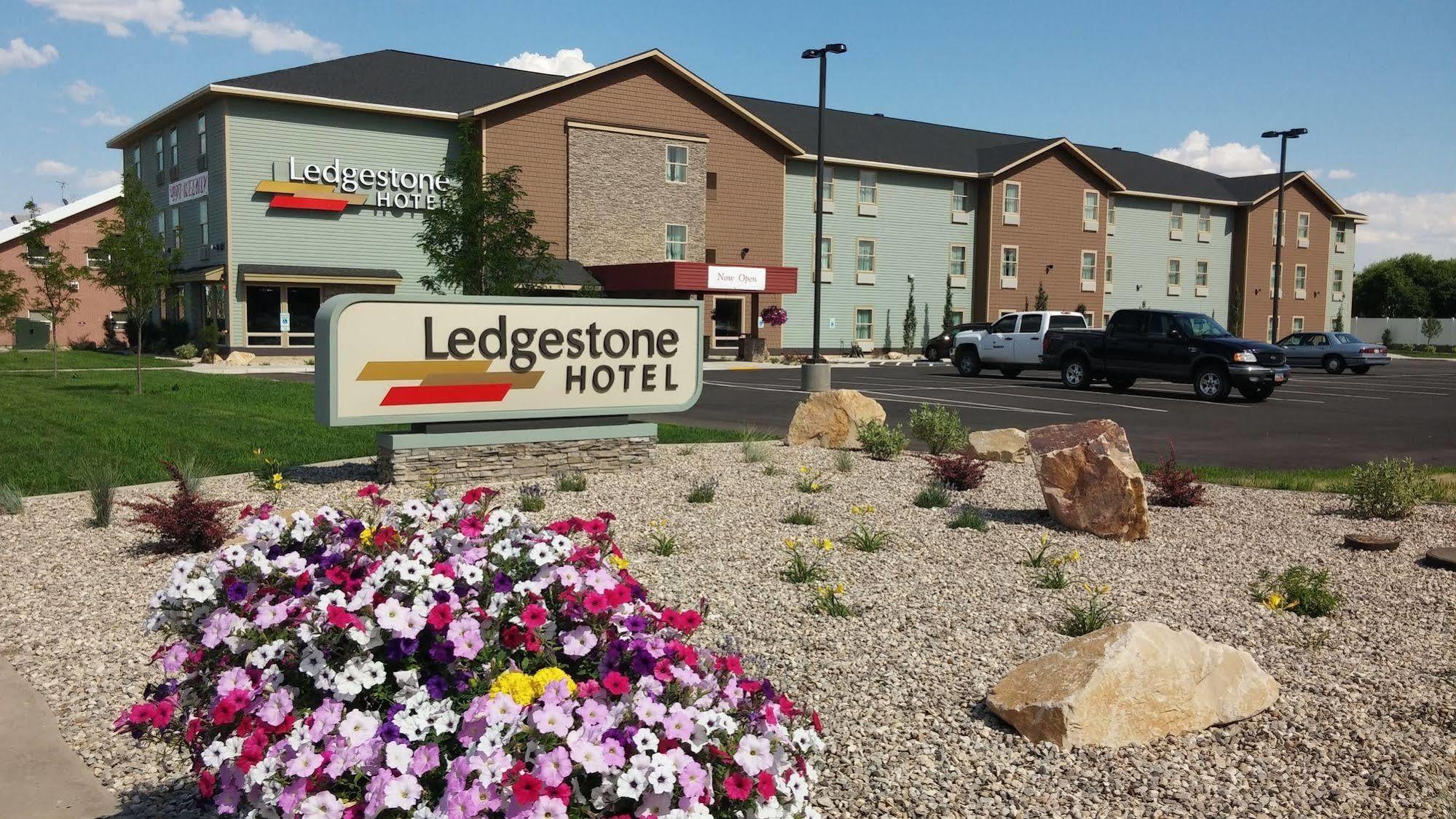 Ledgestone Hotel Вернал Экстерьер фото